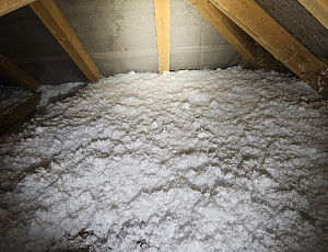 Zateplení stropu rodinného domu pomocí foukané izolace